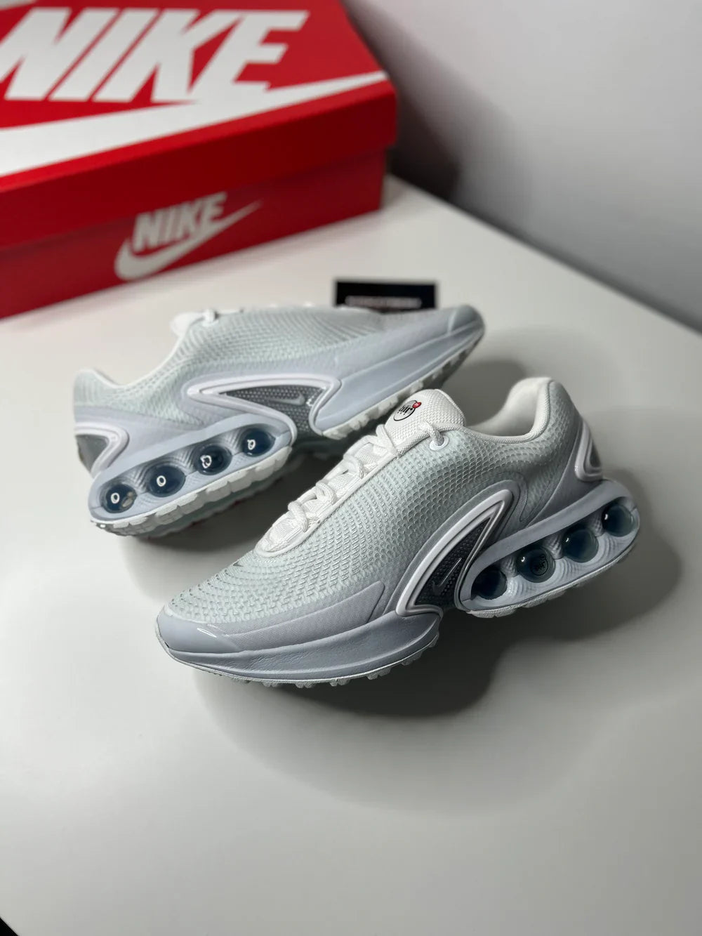 NIKE AIR MAX DN BLANC ARGENT MÉTALLISÉ